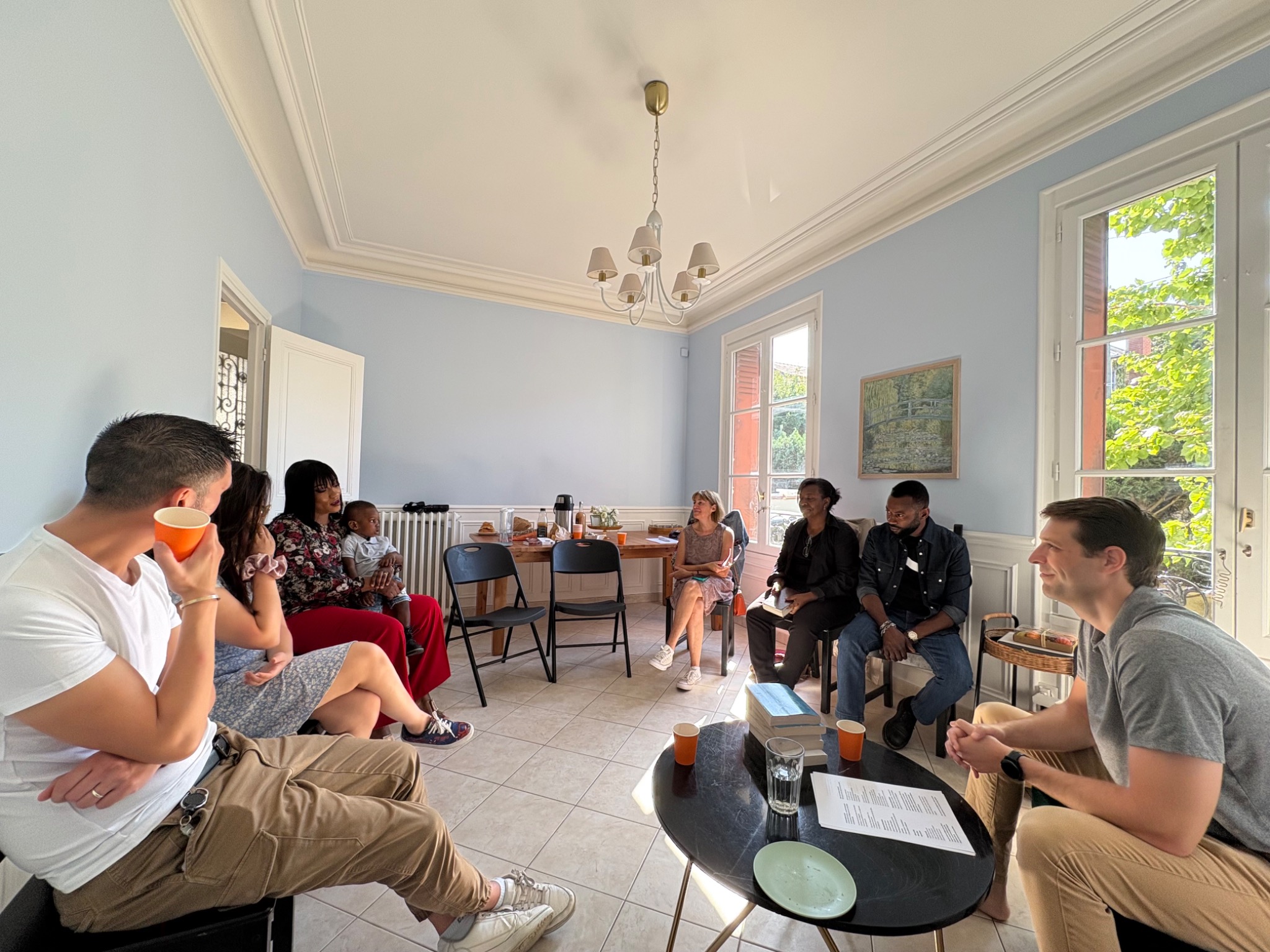 Discussion en cercle dans une église de maison