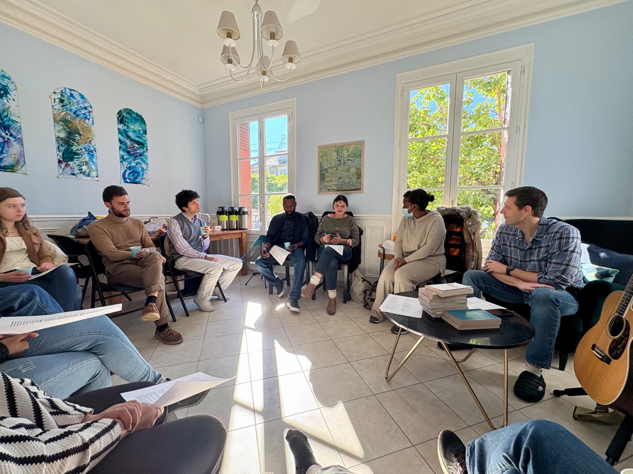 Une église de maison Antioche Paris réunie dans un salon