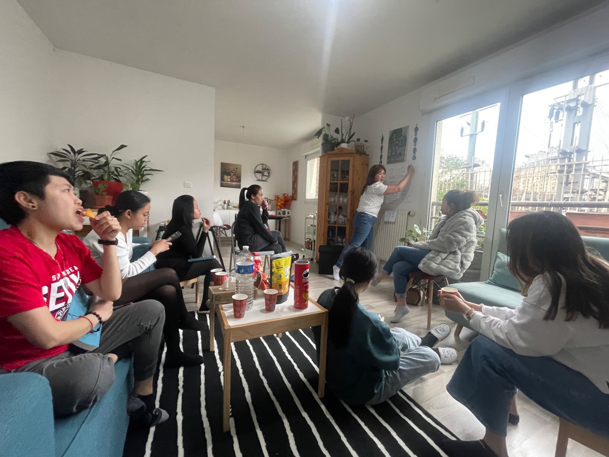 Groupe de disciples dans un salon